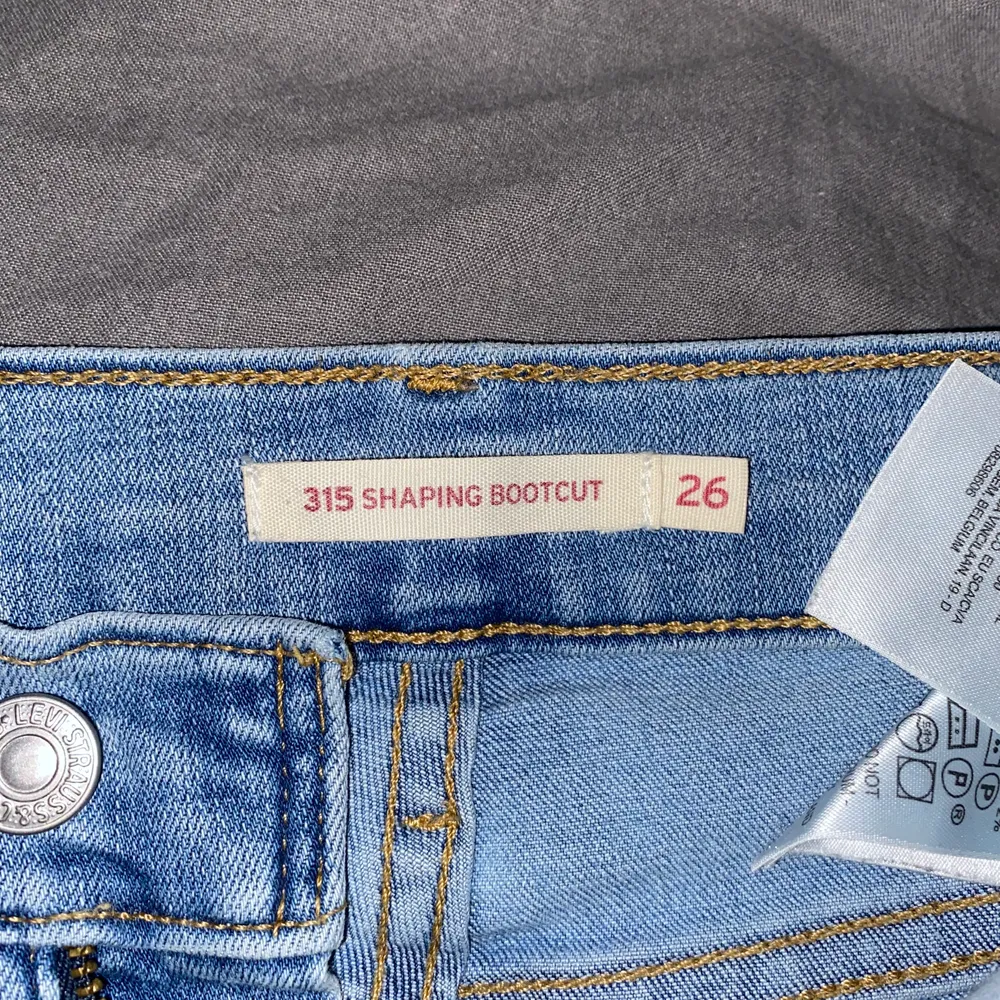 Ett par snygga jeans från Levis som tyvärr har blivit lite förkorta för mig:( Dom är i ett jätte bra skick! Köparen står för frakten. Skriv för fler bilder🖤. Jeans & Byxor.