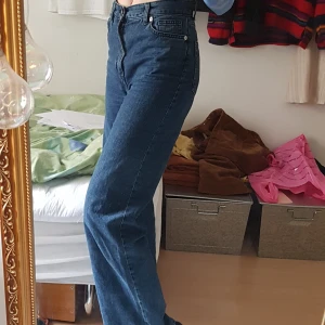 Yoko jeans monki ! - Säljer dessa jeans från monki i modellen yoko! Använda lite i höstas men det är det:). Märket där det står monki där bak har jag tagit bort men annars är de som vanligt. Jätte mysig modell som passar bra med det mesta 