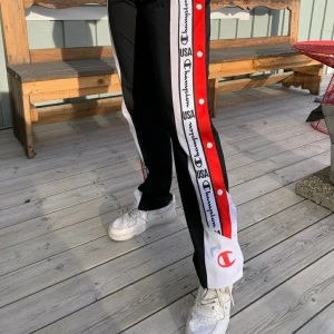 Champion poppypants size M - Hyfsat nya champion byxor. Sparsamt använda. Super skönt material, jätte fina nu till våren ☀️😊Frakt ingår.