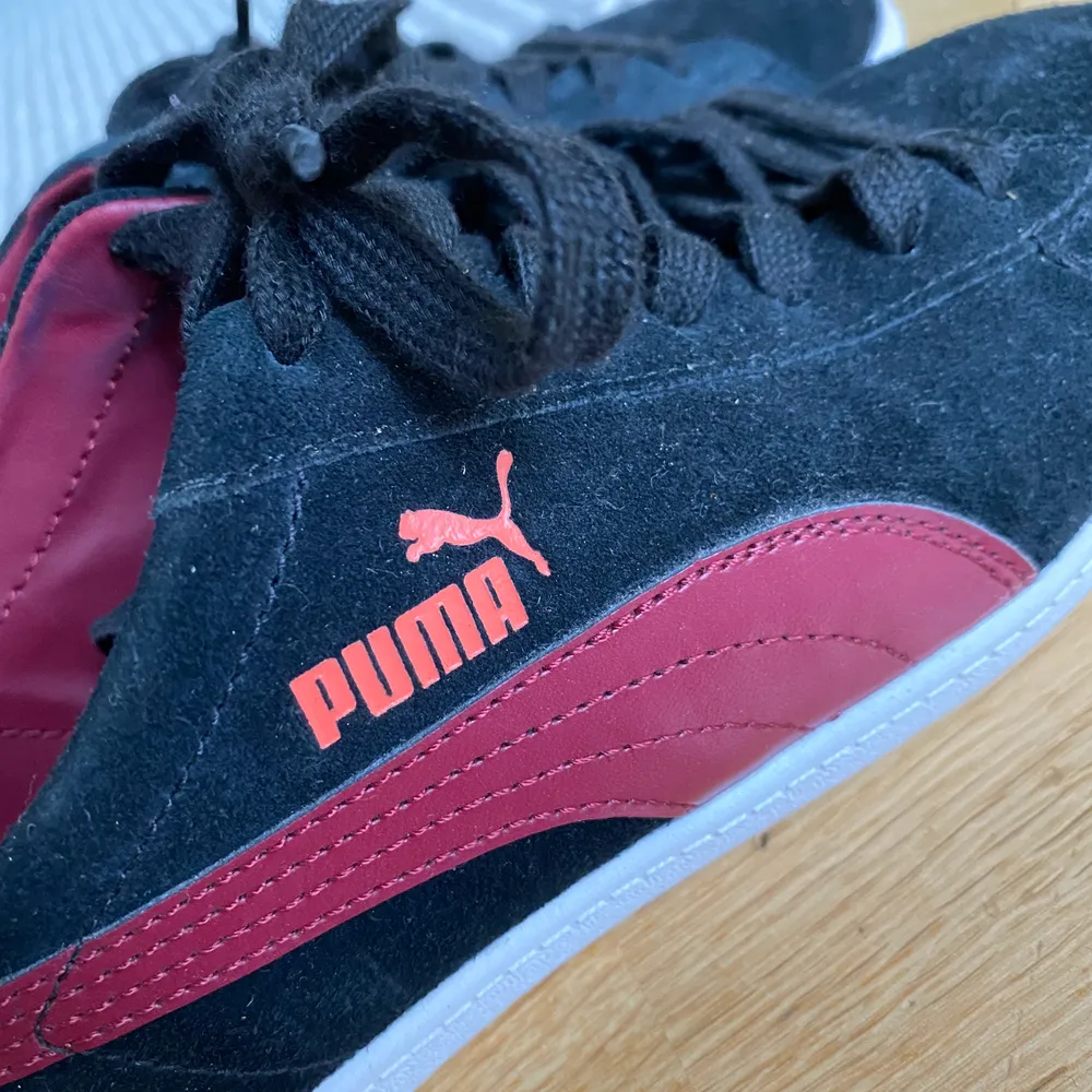 Svarta puma skor i mocka med vinröda detaljer! Väldigt bra skick ❤️. Skor.