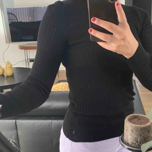  - Ribbad polo tröja från Ginatricot