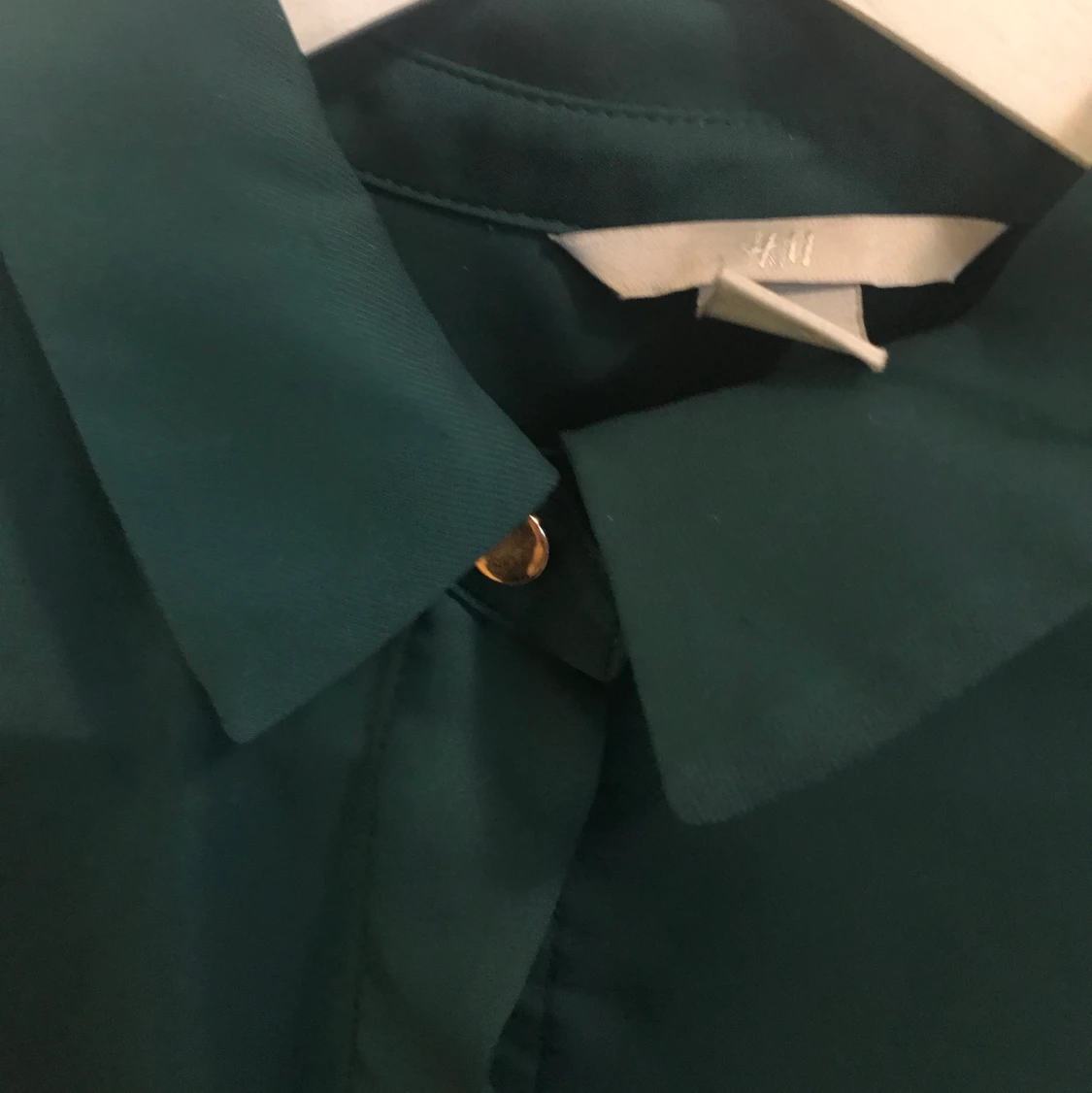 Mörkgrön blus med knappar. XS  - 90