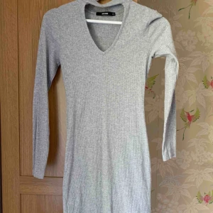  - Grå klänning från bikbok med urringning👗 Endast testad