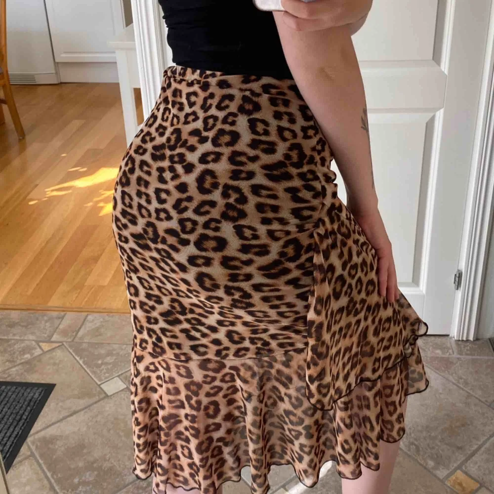 Skön stretchig leopardkjol med volanger, tyvärr kommer den inte till användning för mig. Knappt andvänd, är ungefär knälång för mig och jag är 172 cm lång. Köparen står för frakten 💕. Kjolar.