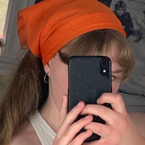 Orange scarf! - Mått: 45x45cm. Frakt tillkommer på 11kr