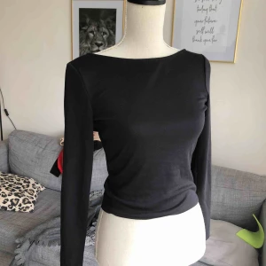  - Svart topp använd fåtal gånger fin i färg 