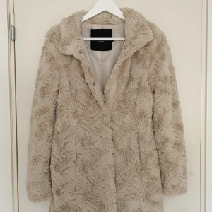 Vår/sommar/höst jacka - Väldigt skön jacka! Använd fåtal gånger. 