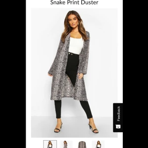 Snake duster från boohoo storlek M/S - Oanvänd, fick samma plagg 2 gngr vilket är därför jag säljer denna. Jätte fin, tunn perfekt för sommaren. Gör en basic outfit något extra. Hör sv er om ni har frågor eller vill ha fler bilder. Orginalpris: 240