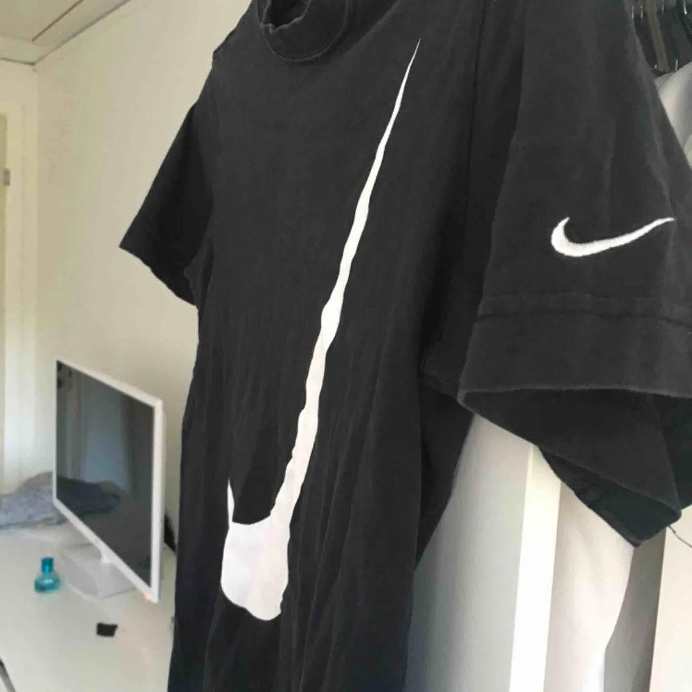 En svart tshirt från Nike med vitt märke! Storlek M, men passar mer som storlek S. T-shirts.