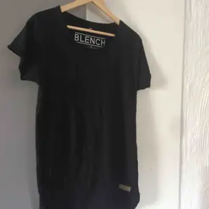 En blench tröja i storlek small