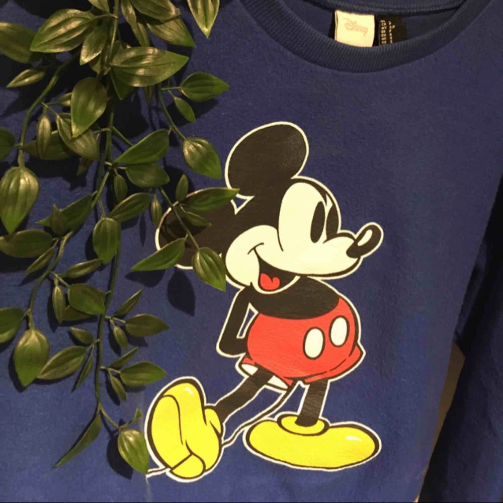 Mickey Mouse-tröja från Forever 21. Använd 1-2 gånger. Jättesöt och cropped 🌸. Tröjor & Koftor.