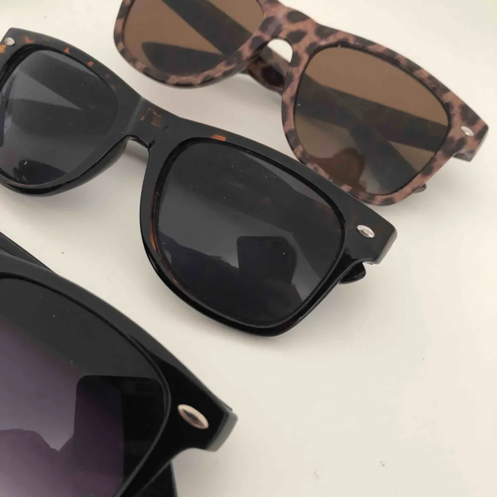 Säljer 3 st solglasögon som ser ut som Ray Bans • Ett par svarta, ett par mörka med mönster och ett par leopard • Säljer alla tre för 90kr totalt eller 35kr/styck • Köparen står för frakten! 🕶. Accessoarer.