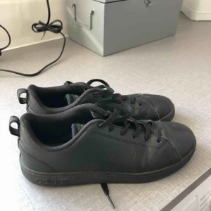  - Svarta sneakers från adidas, använda ett fåtal gånger