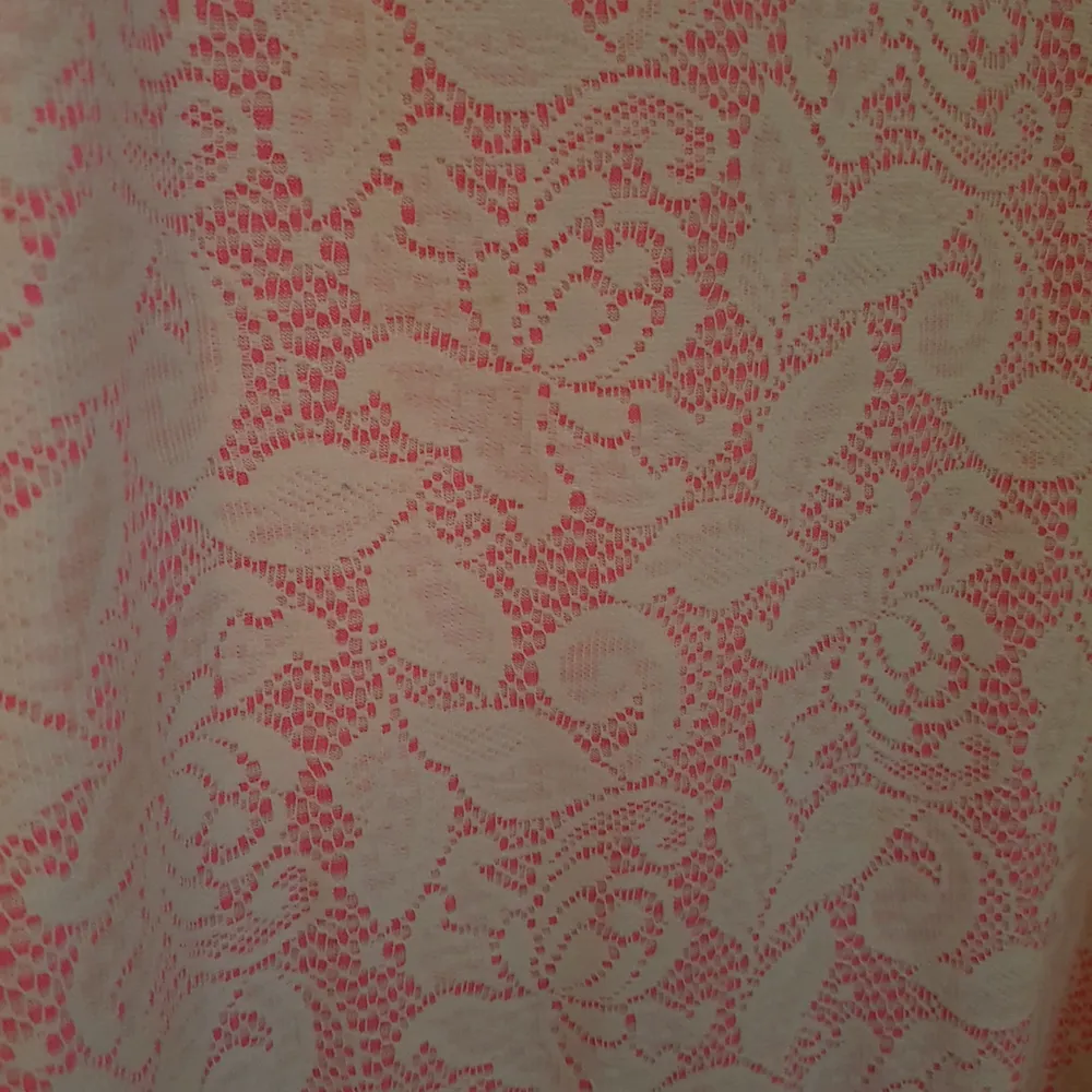 Äldre klänning från HM i 60-talsstil. Jättefint skick. Passar även M då det är en rak modell. Undertyget är rosa med vit spets utanpå. Dragkedja i nacken. Frakt ingår! . Klänningar.