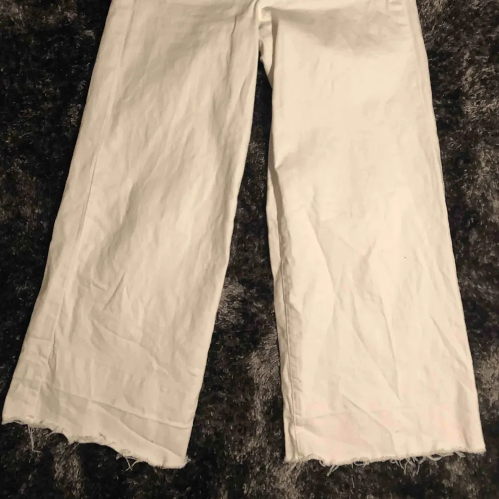 vita culottes/jeans med slitningar nedtill från h&m! helt fläckfria o sparsamt använda. w26, så jag skulle säga att de passar S och liten M då det finns lite stretch i dem! 💜FRI FRAKT💜. Jeans & Byxor.