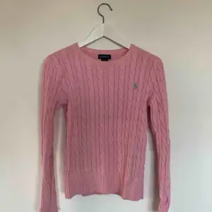 En fin rosa kabelstickad tröja från Ralph Lauren i väldigt gott skick och använd bara ett fåtal gånger. Inga fläckar eller tecken på användning, så gott som ny. Från barnavdelning på NK storlek XL(16)🌸