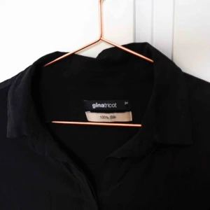  - Sidenblus från Ginatricot.