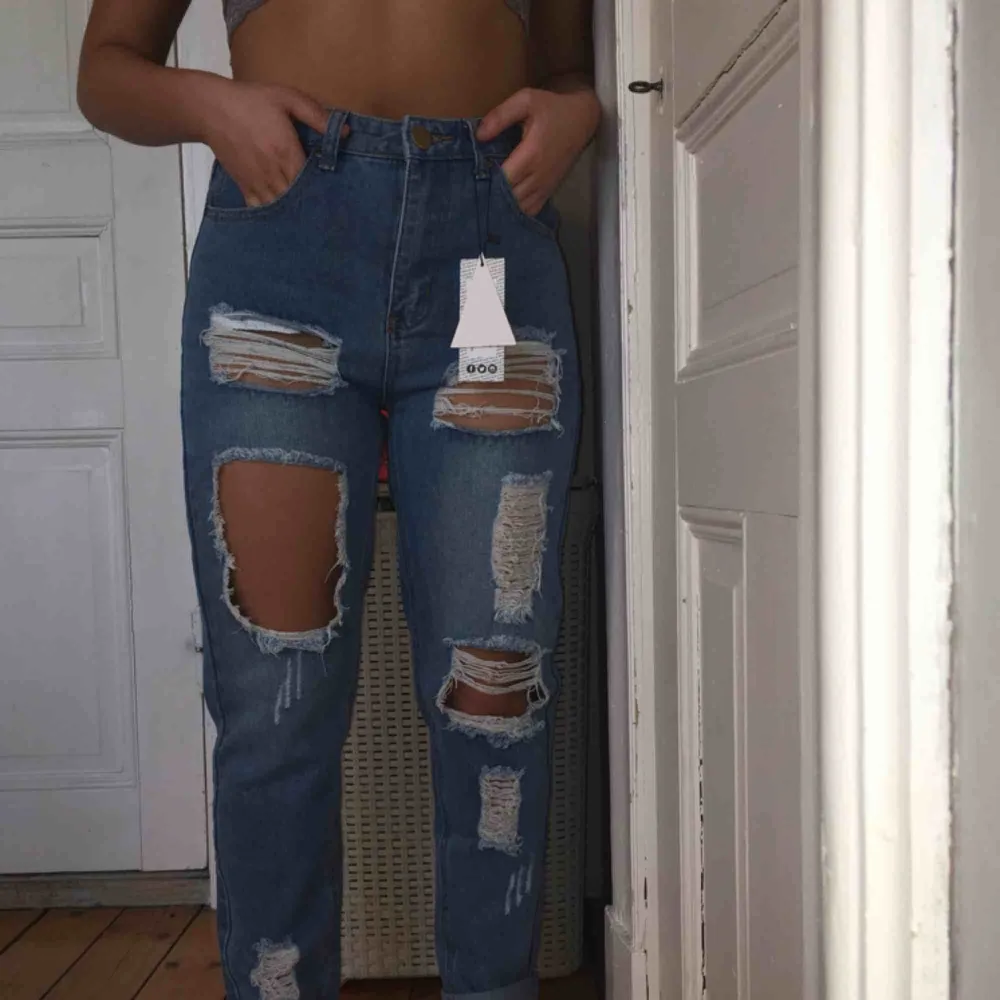 Jätte fina håliga jeans från boohoo. Aldrig använda pga fel storlek. Köparen står för frakt. Jeans & Byxor.