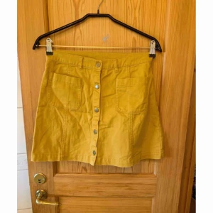  - Senaps gul kjol ifrån Monki ✨  Köparen betalar för frakt! 📮
