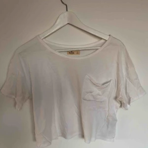  - En vit skön magtröja från Hollister. 
