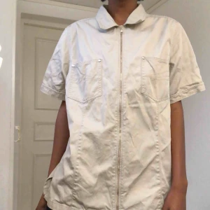  - skjorta som även går o ha som kort armad ”jacka”. jävligt snygg då den ser oversized ut!! 🤳🏾 frakten ingår 🍇 