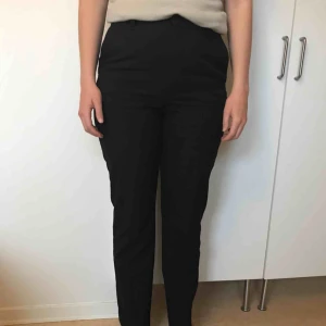  - Lindex kostymbyxor, ”Fashion fit”. I fint skick utan anmärkningar. Frakt 39 kr tillkommer. 
