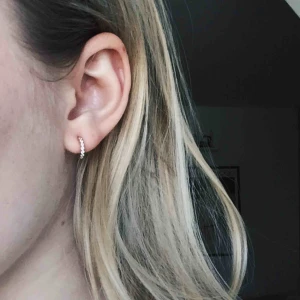  - ”Glow Earings Micro Gold S”, från Edblad. Nypris 249kr, knappt använda. Säljer för 80kr + ev. frakt. Rostfrittstål, nickelfria. Priset kan självklart diskuteras ☺️