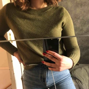  - Militärgrön stickad tröja, frakt tillkommer