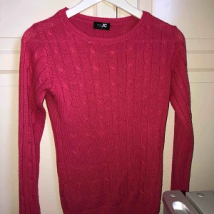  - Kabelstickad tröja från JC. Figursydd.