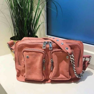  - Oanvänt superfin väska i äkta läder från NUNOO. Ny skick Längd 25 cm, höjd 16 cm, bredd 9 cm. Ny pris 1499kr och säljer nu för 1100