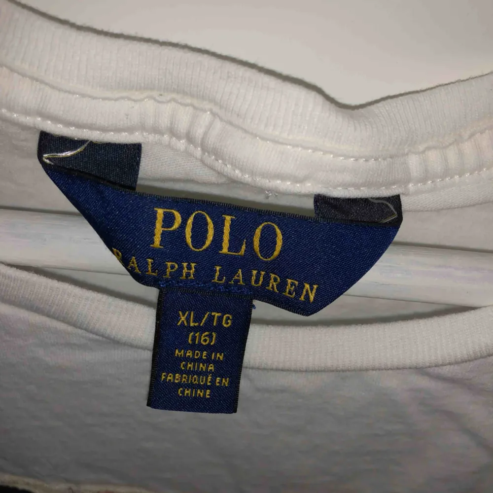 En Ralph lauren tröja väl använd men i bra skick me inga defekter köpt för 600kr. Skjortor.