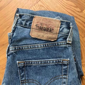  - Vintage Levis jeans i modellen 505! Klassisk ljus tvätt. Står storlek 26 men vintage Levis är små i storleken, tipsar om att googla för att se om storleken funkar. För mig är de jätte små.🥰 köpare betalar frakt!