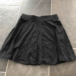  - Fin tygkjol som aldrig är använd. Är i storlek 158/165 men sitter som XS/S. Basis kjol som går att styla till mycket 🥰