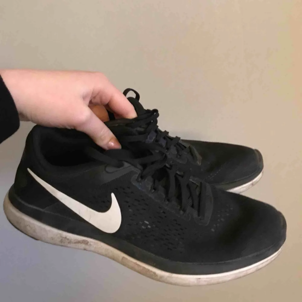 Svarta löparskor i bra skick, lite smutsiga men jag tvättar dom vid köp. Som vanligt med Nike’s skor så är dom lite små i storleken, jag har i vanliga fall 38/39. Skor.