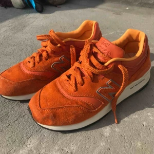  - Supersnygga sneakers från New Balance i bra skick. Små i storleken så passar även 38. Frakt tillkommer. Annars möts vi runt söder 🧡🧡🧡🧡