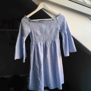  - Sommarklänning jag inte använder längre! Köptes förra sommaren på Gina för 300kr. Den har en linning med gummi och överdelen är väldigt elastisk. Funkar för storlek XS-M, jag är själv en S. Möts upp i Stockholm eller skickar mot fraktkostnad💕