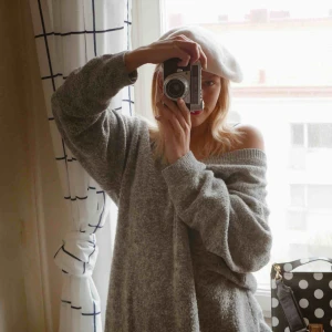  - Stickad oversizeklänning från H&M. Strl L, men passar typ alla!