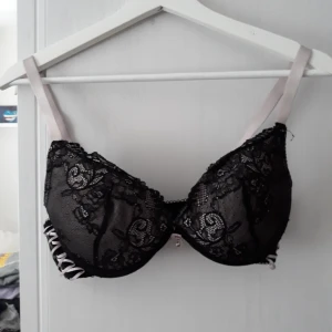  - Säljer denna fina bh eftersom jag inte tycker den passar mig. Köparen står för frakten men jag kan mötas upp i Kalmar området. Hör av dig om du är intresserad eller har frågor !! :D