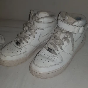  - Höga Nike air force 1 Använda ett fåtal gånger men det är fel storlek därför säljs dom nu. 200 kr + frakt på 99 kr  Betalning sker via swish 