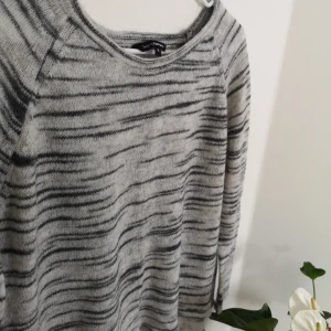  - Fint stickad tröja. Väldigt mjuk och i fint skick! Frakt ingår🌹