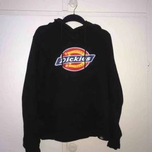  - En dickies hoodie i bra skick 🥰 säljer pågrund av att den tyvärr inte används! 