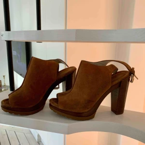  - Michael kors skor i mocka köpta när jag bodde i new york. Använder för sällan så hoppas de gör mer nytta hos någon annan! Nypris ca 2000kr säljer för 600kr pga liten skada på baksida av klacken.  Möts i Stockholm eller fram tillkommer 