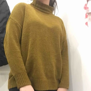  - Tröja med riktigt skönt material som är lite snyggt oversized. Perfekt till sena sommarkvällar o ha o dra på sig snabbt. Vet ej vad färgen kallas men den är superduper fin. 