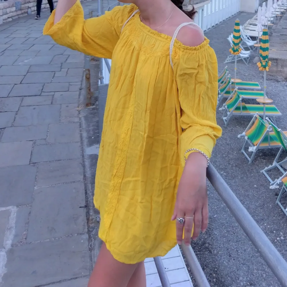 Urgullig gul 🐣 off-shoulder klänning från Zara. Perfekt till sommaren, luftig och skön! Använd ett par gånger av mig, men hittar inget att anmärka på i skicket. Hämtas i Stockholm eller postas mot porto (36kr) ✨. Klänningar.