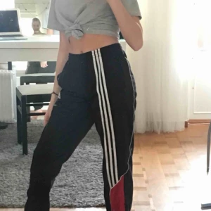  - Adidas track pants, barnstorlek xl, men jag skulle säga storlek m. Kan mötas upp i stockholm, annars står köparen för frakten. Betalning med swish