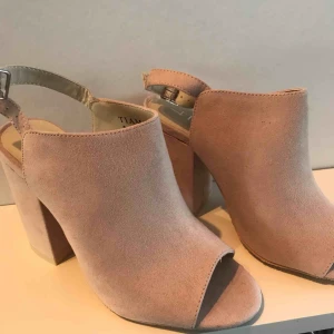  - Rosa mocca klackskorna. Aldrig använt dem. 7,5 cm klack. 