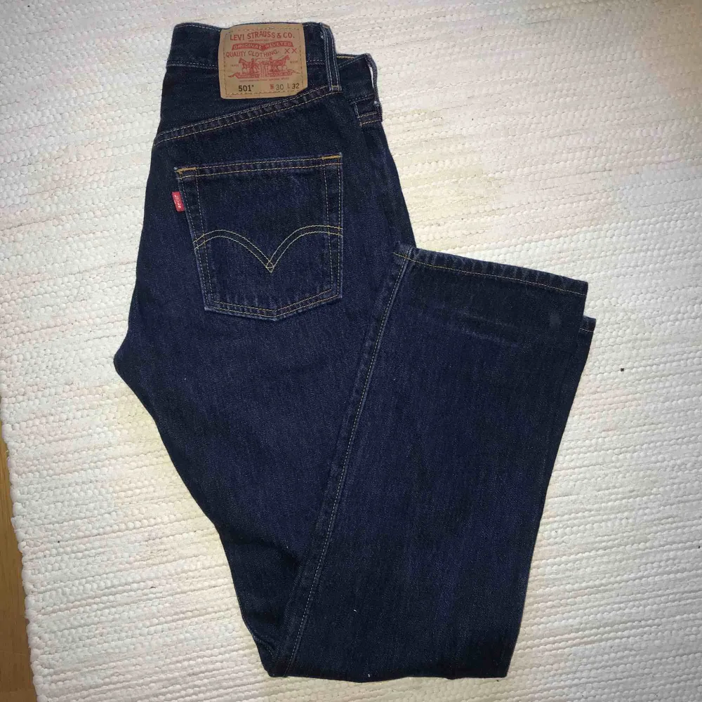 Ett par Levis jeans köpta här på plick men var för små för mig:/ Modell 501 med raka ben Köparen står för frakt. Jeans & Byxor.