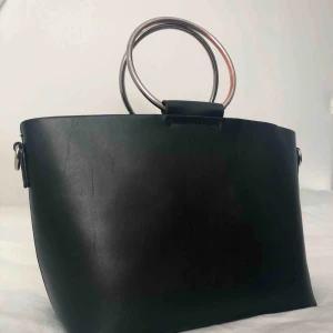  - Liten men rymlig väska, skicket är som ny!  Frakt tillkommer/hämtas upp i Sthlm