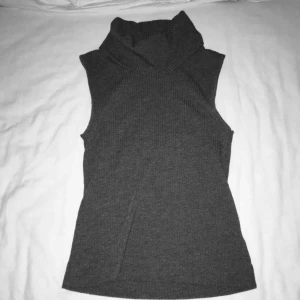  - Snygg ribbad polo topp. Extremt skön och mjuk. Passar både XS och S. Näst intill oanvänd. Har du några frågor eller vill ha fler bilder är det bara att skriva till mig 😊 Frakt betalar köparen. 