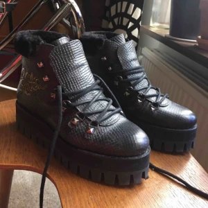  - så jävla snygga buffalo skor som endast är provade! lite dammiga då dom bara stått i en garderob ett tag men annars är dom perfekt skick